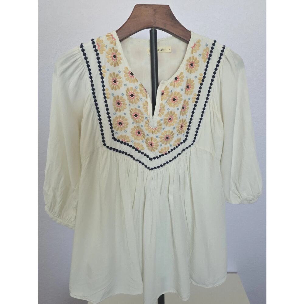 comme toi women’s off white short sleeve embroidered blouse Size Small